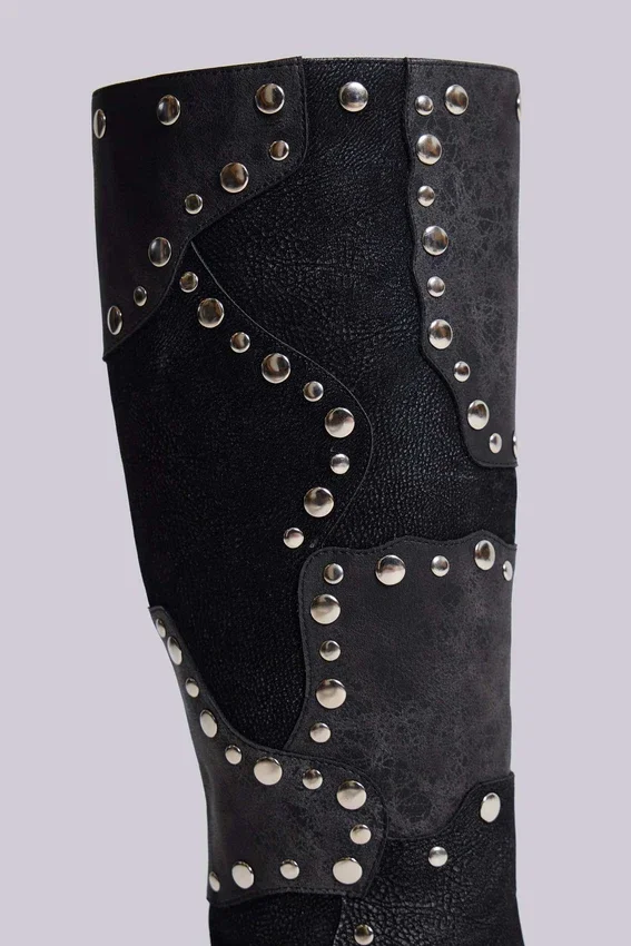 Bottes montant jusqu’aux genoux cloutées « Shadow »