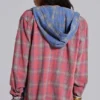 Chemise à capuche à carreaux et boutons