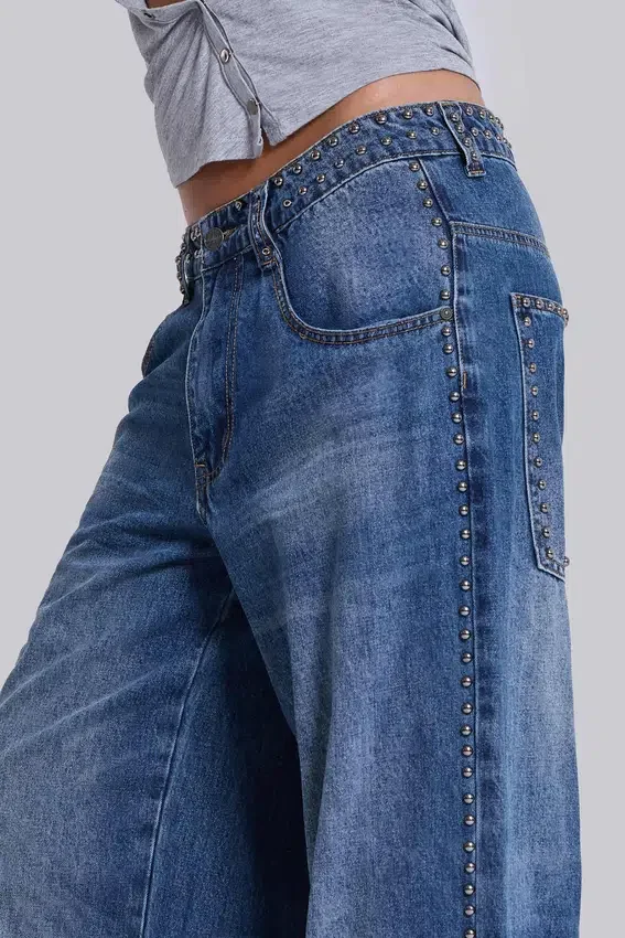 Colossus Jeans cloutés « Nailed » au délavage bleu moyen