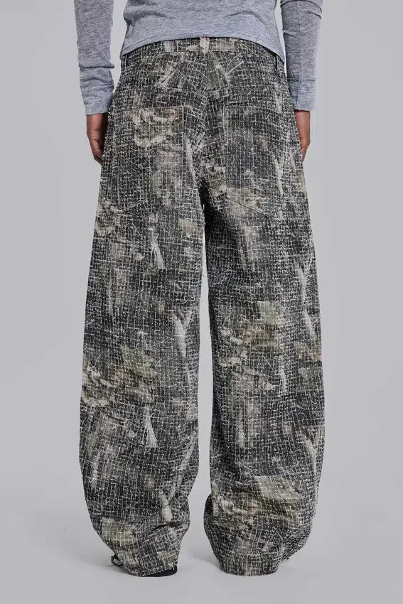 Colossus Jeans en camouflage Woodland à effet aiguilleté