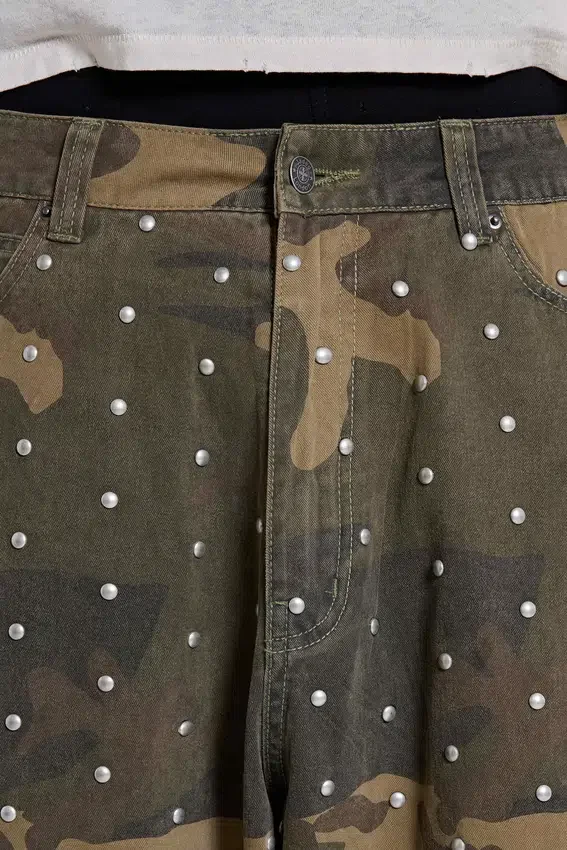Colossus Jeans XL à motif camouflage clouté