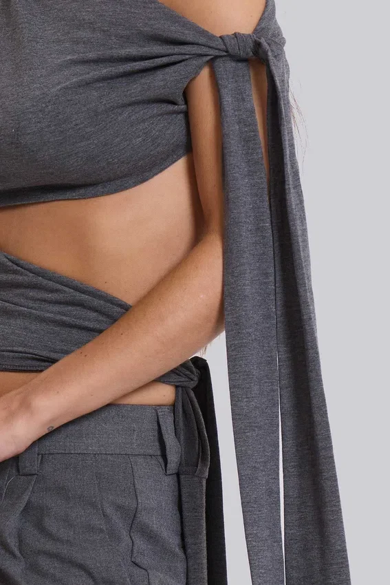 Haut asymétrique Mena en gris
