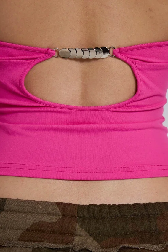Haut dos nu Kayla en rose