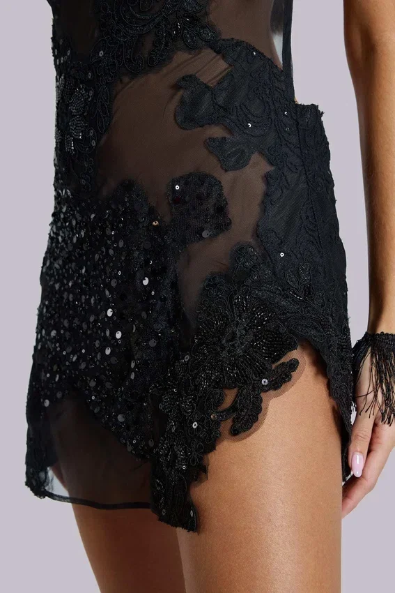 Mini-robe noire Shadea en dentelle appliquée