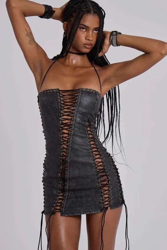 Mini-robe Odile en simili cuir noir à lacets