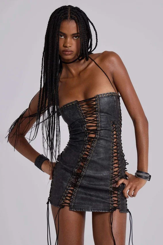 Mini-robe Odile en simili cuir noir à lacets