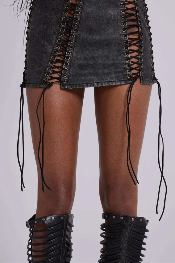 Mini-robe Odile en simili cuir noir à lacets