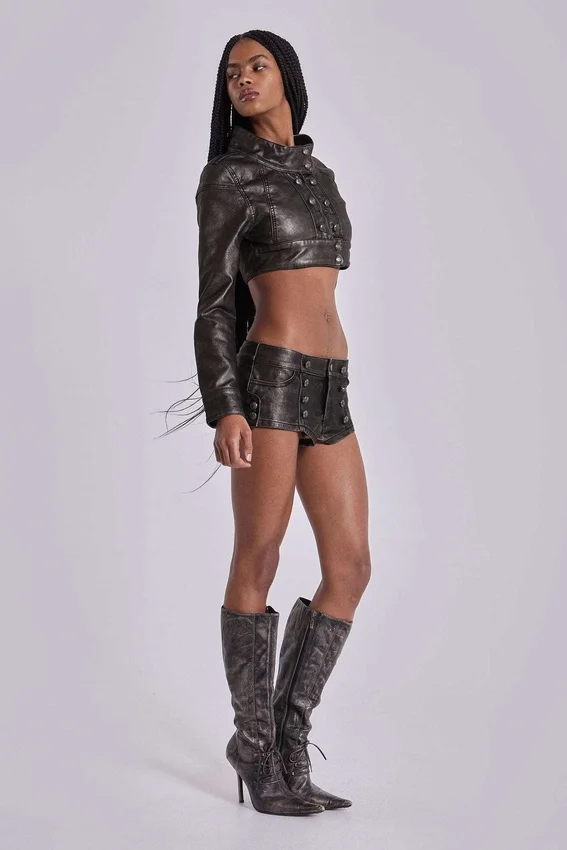 Mini-short en cuir synthétique style militaire Alektra