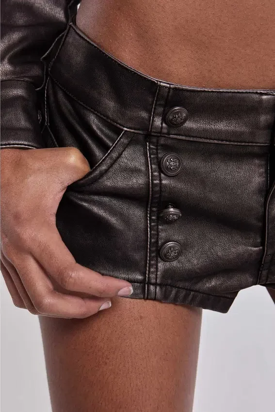 Mini-short en cuir synthétique style militaire Alektra