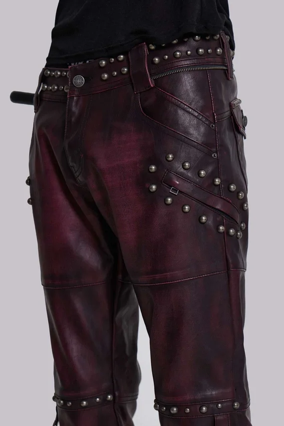 Pantalon bootcut « Drift » en simili cuir clouté bordeaux