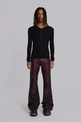 Pantalon bootcut « Drift » en simili cuir clouté bordeaux