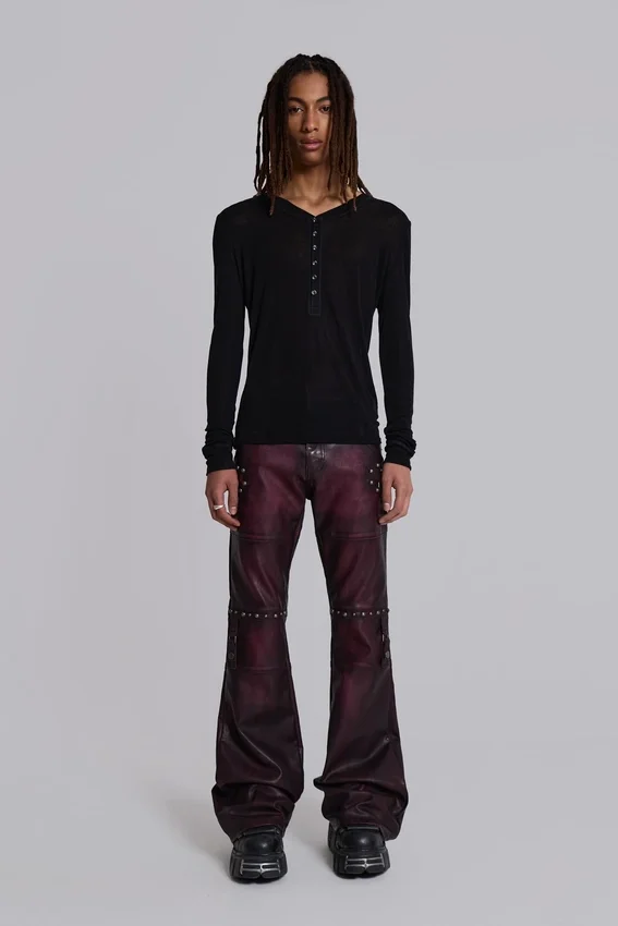Pantalon bootcut « Drift » en simili cuir clouté bordeaux