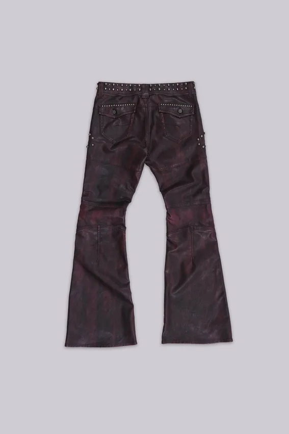 Pantalon bootcut « Drift » en simili cuir clouté bordeaux