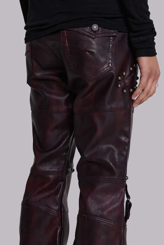 Pantalon bootcut « Drift » en simili cuir clouté bordeaux