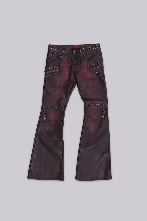 Pantalon bootcut « Drift » en simili cuir clouté bordeaux