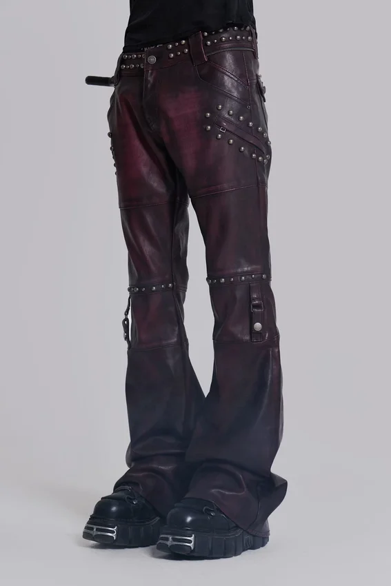 Pantalon bootcut « Drift » en simili cuir clouté bordeaux