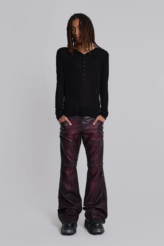 Pantalon bootcut « Drift » en simili cuir clouté bordeaux