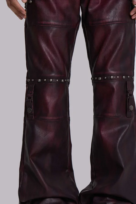 Pantalon bootcut « Drift » en simili cuir clouté bordeaux