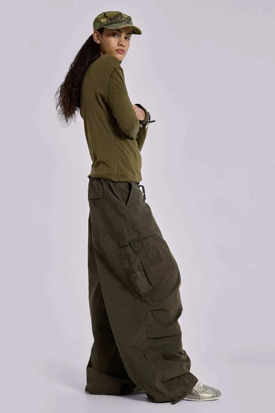 Pantalon cargo en toile de parachute kaki