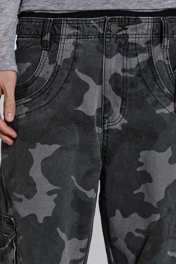Pantalon cargo noir délavé motif camouflage Trooper