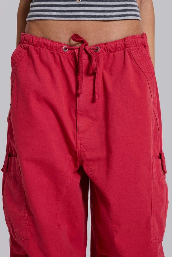 Pantalon cargo rouge « Parachute Cargo »