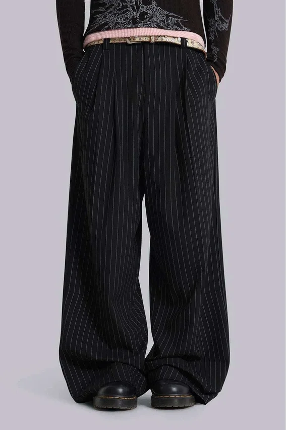 Pantalon de costume Goliath à fines rayures noires