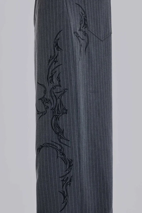 Pantalon de costume Goliath à fines rayures « Tattoo »