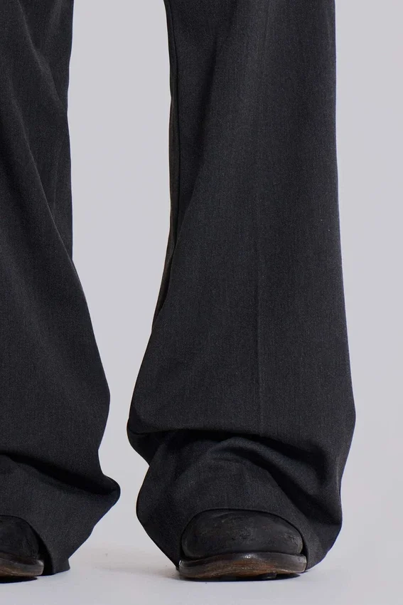 Pantalon de costume gris bootcut à coupe évasée