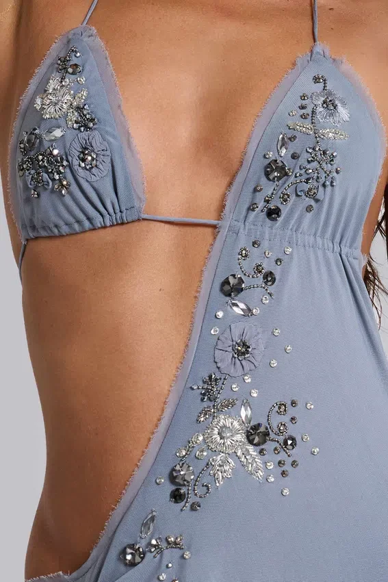 Robe longue asymétrique Brisa ornée de perles cousues à la main
