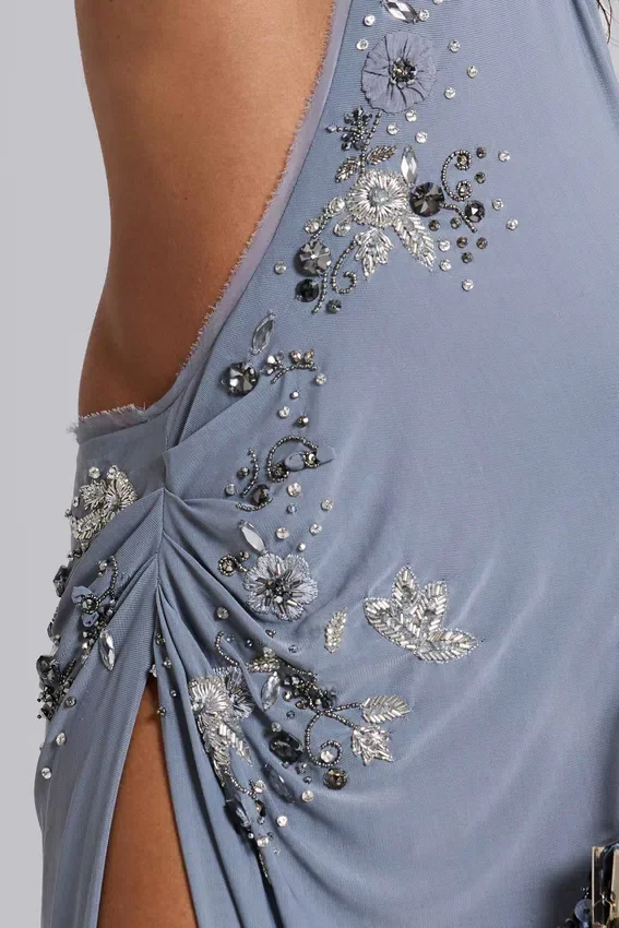 Robe longue asymétrique Brisa ornée de perles cousues à la main
