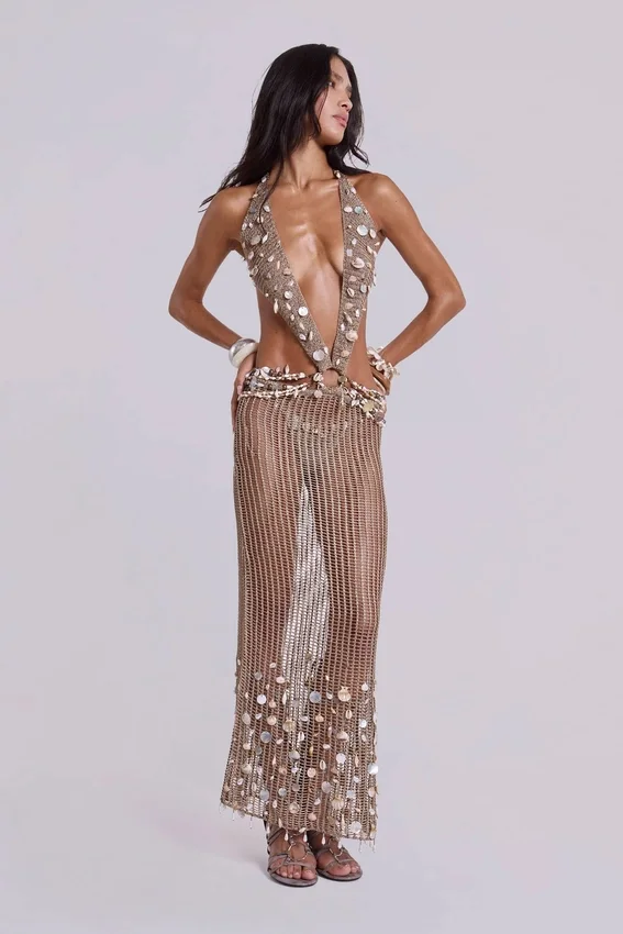 Robe longue dos nu en crochet « Vida » ornée de coquillages