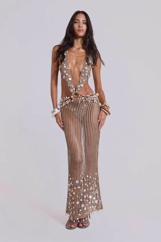 Robe longue dos nu en crochet « Vida » ornée de coquillages