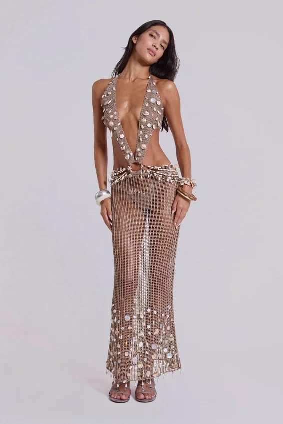 Robe longue dos nu en crochet « Vida » ornée de coquillages