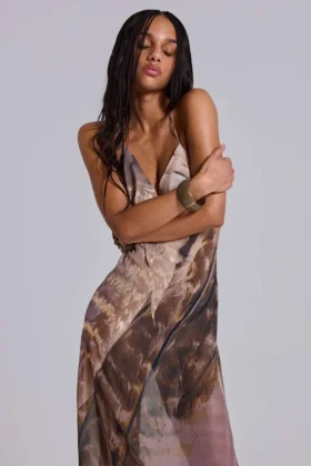 Robe longue en mousseline à col bénitier et dos nu « Alameda » métallisée