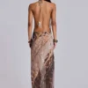 Robe longue en mousseline à col bénitier et dos nu « Alameda » métallisée