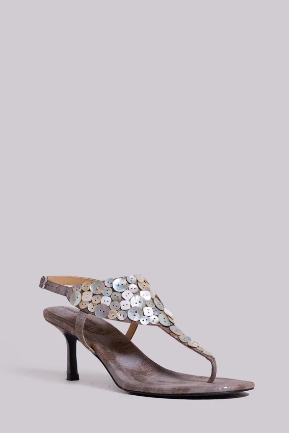 Sandales à talons Azaela avec boutons métalliques