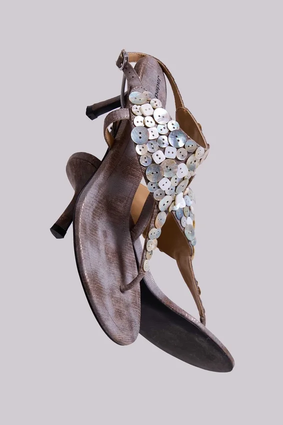 Sandales à talons Azaela avec boutons métalliques