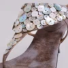 Sandales à talons Azaela avec boutons métalliques