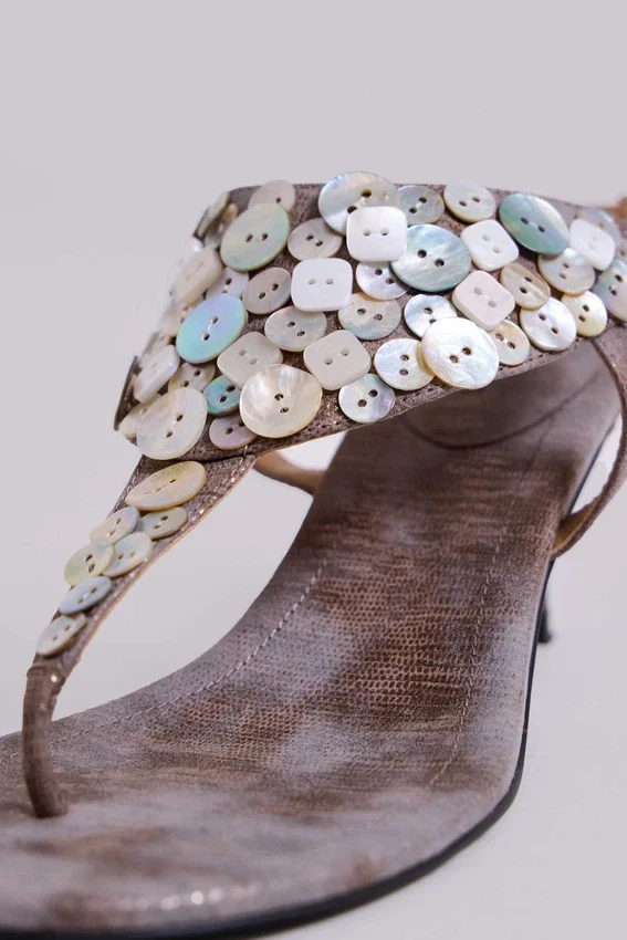 Sandales à talons Azaela avec boutons métalliques