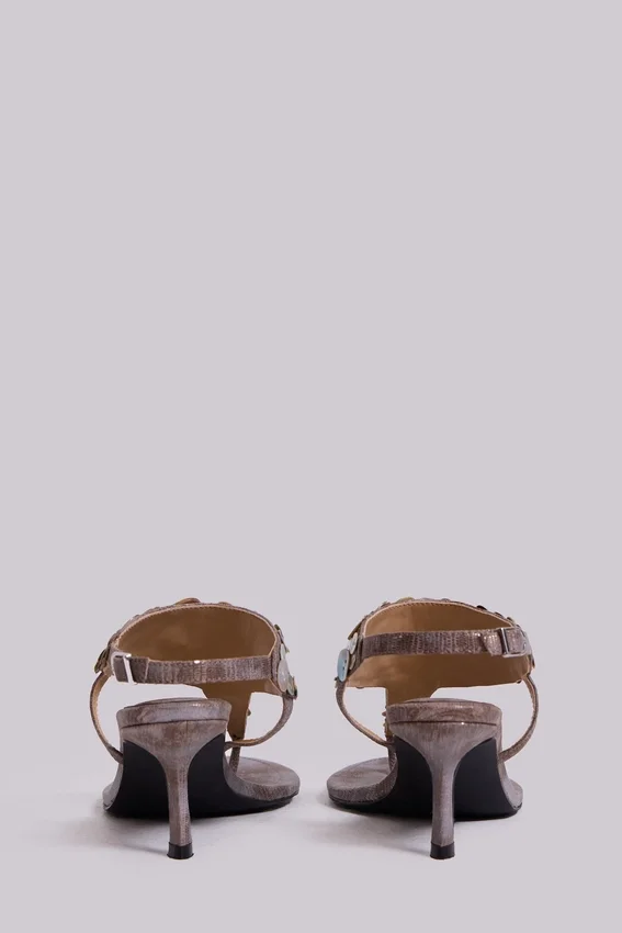 Sandales à talons Azaela avec boutons métalliques