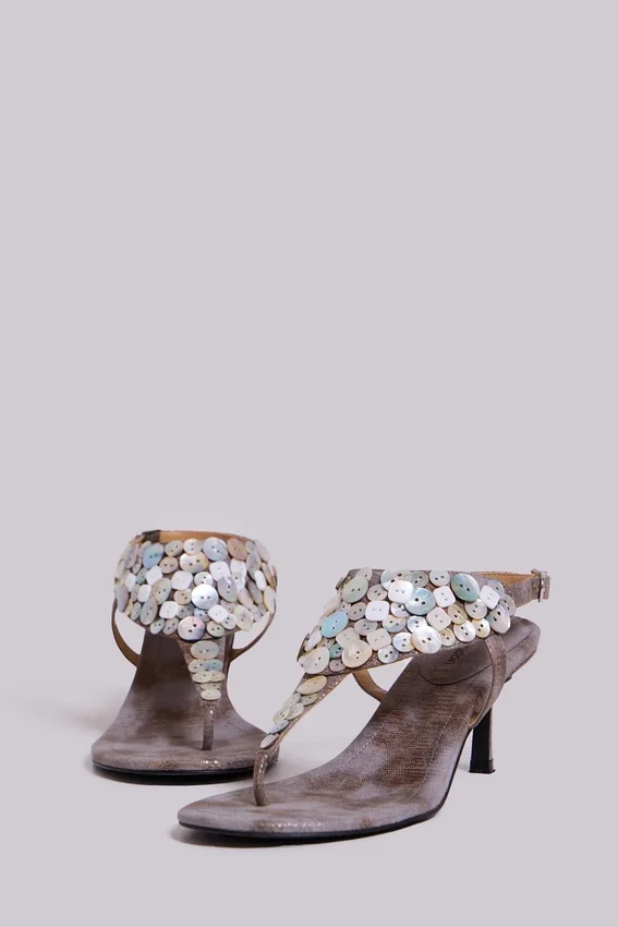 Sandales à talons Azaela avec boutons métalliques