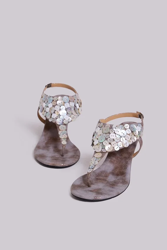 Sandales à talons Azaela avec boutons métalliques