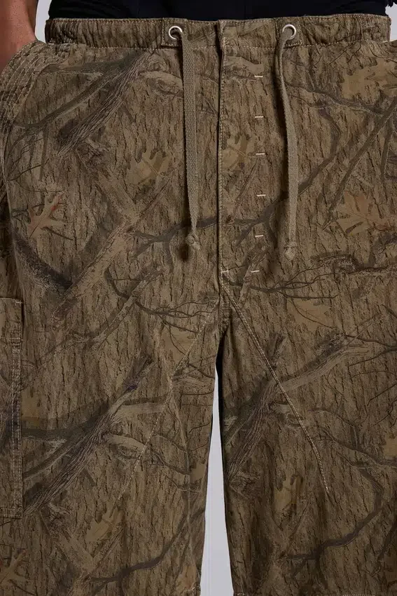Short cargo en toile de parachute motif camouflage forêt