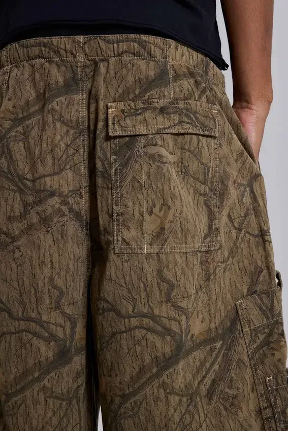Short cargo en toile de parachute motif camouflage forêt