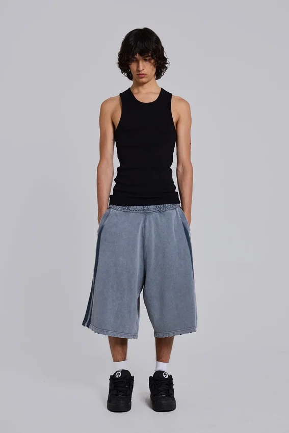 Short de jogging « Monster » gris délavé à rayures sportives