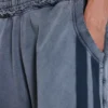 Short de jogging « Monster » gris délavé à rayures sportives