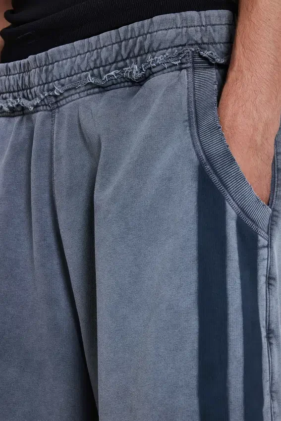 Short de jogging « Monster » gris délavé à rayures sportives