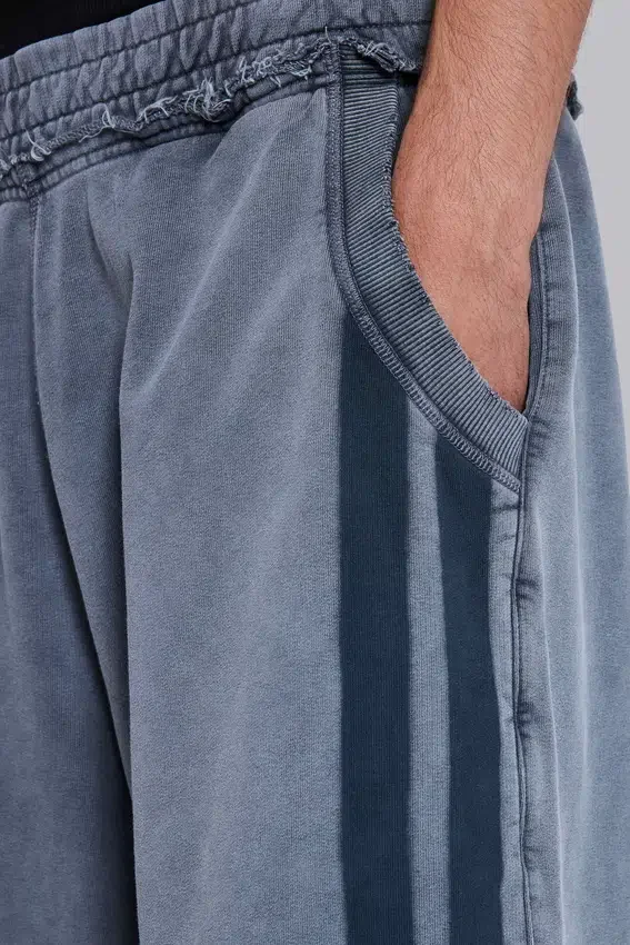 Short de jogging « Monster » gris délavé à rayures sportives