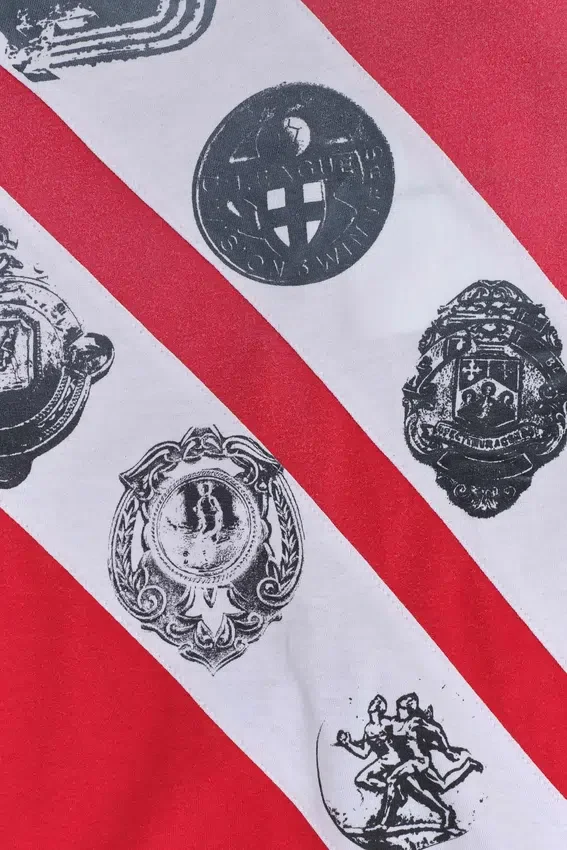 T-shirt à col en V « Crest »