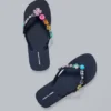 Tongs ornées de breloques
